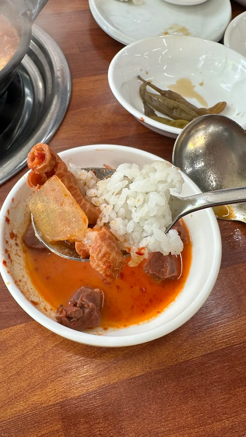 푹 끓여진 얼큰한 곱창전골 국물