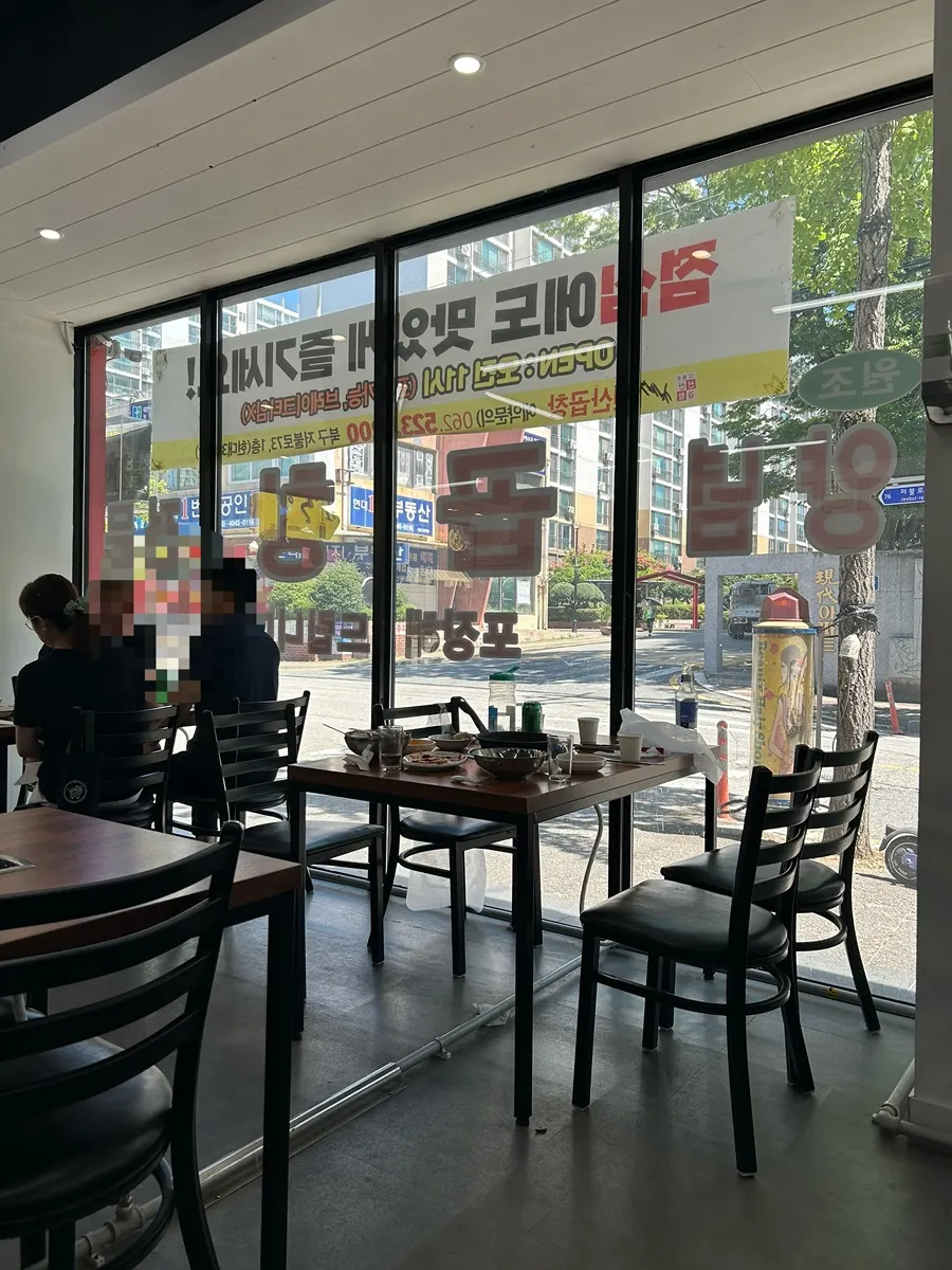 통창으로 된 넓고 깔끔한 매장 내부