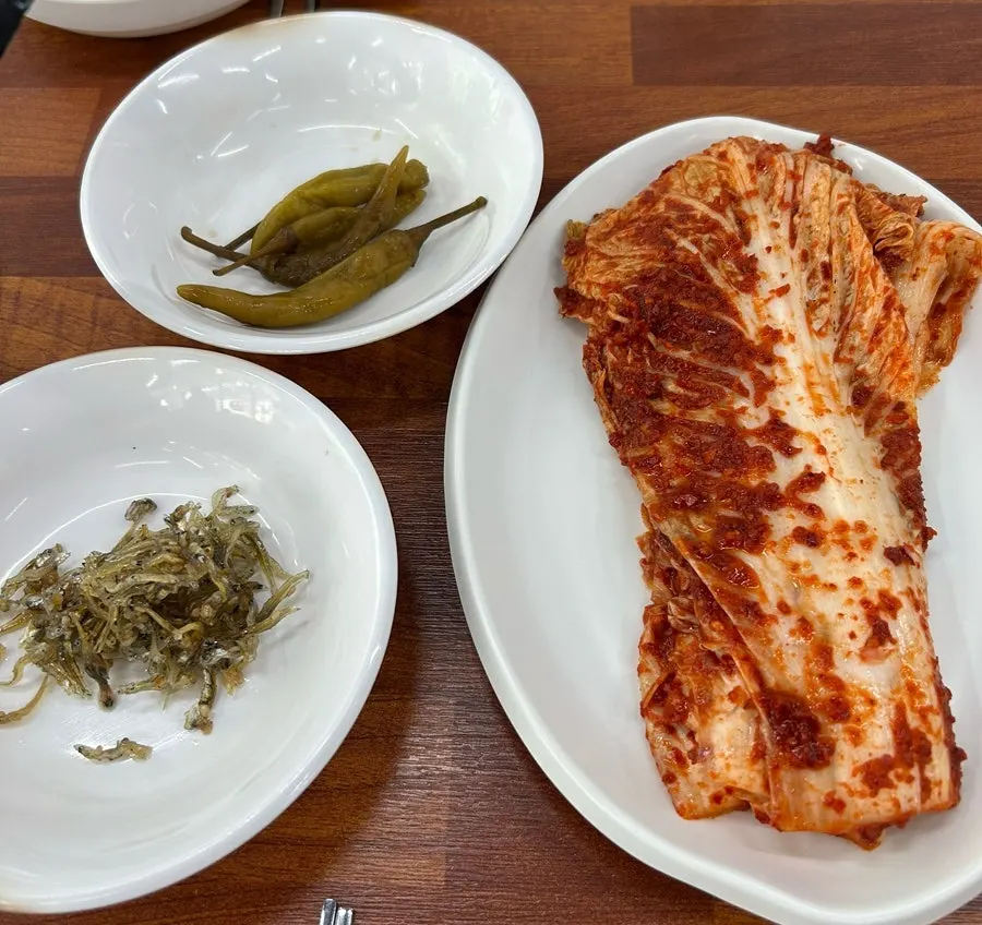 기다리는 동안 제공되는 물만두와 기본 찬