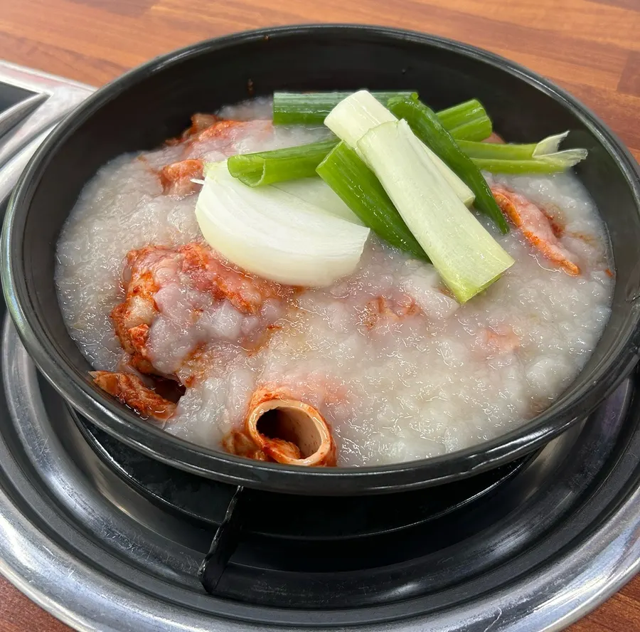 끓기 시작하는 곱창전골 냄비