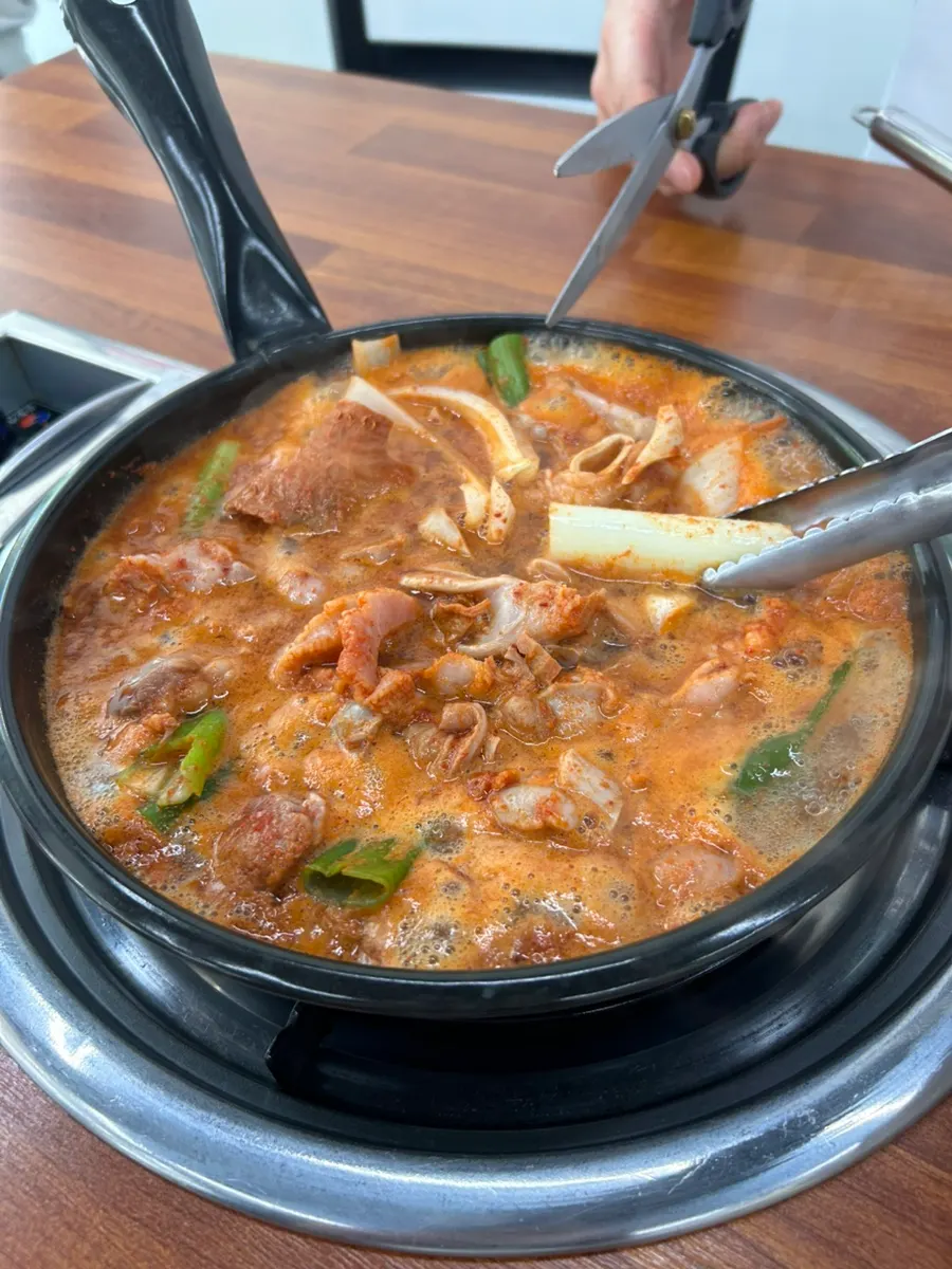 보글보글 끓는 곱창전골 클로즈업