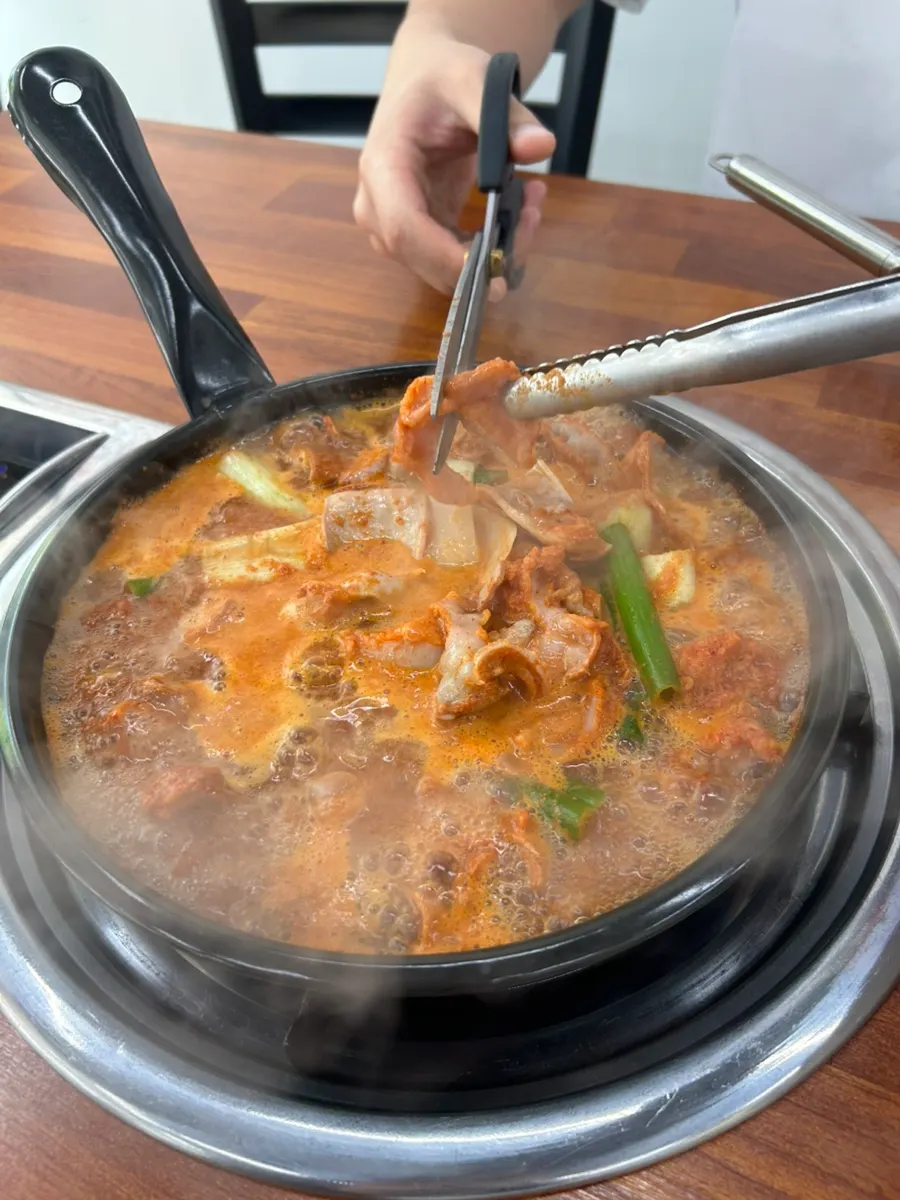 가위로 야채와 곱창을 자르는 모습