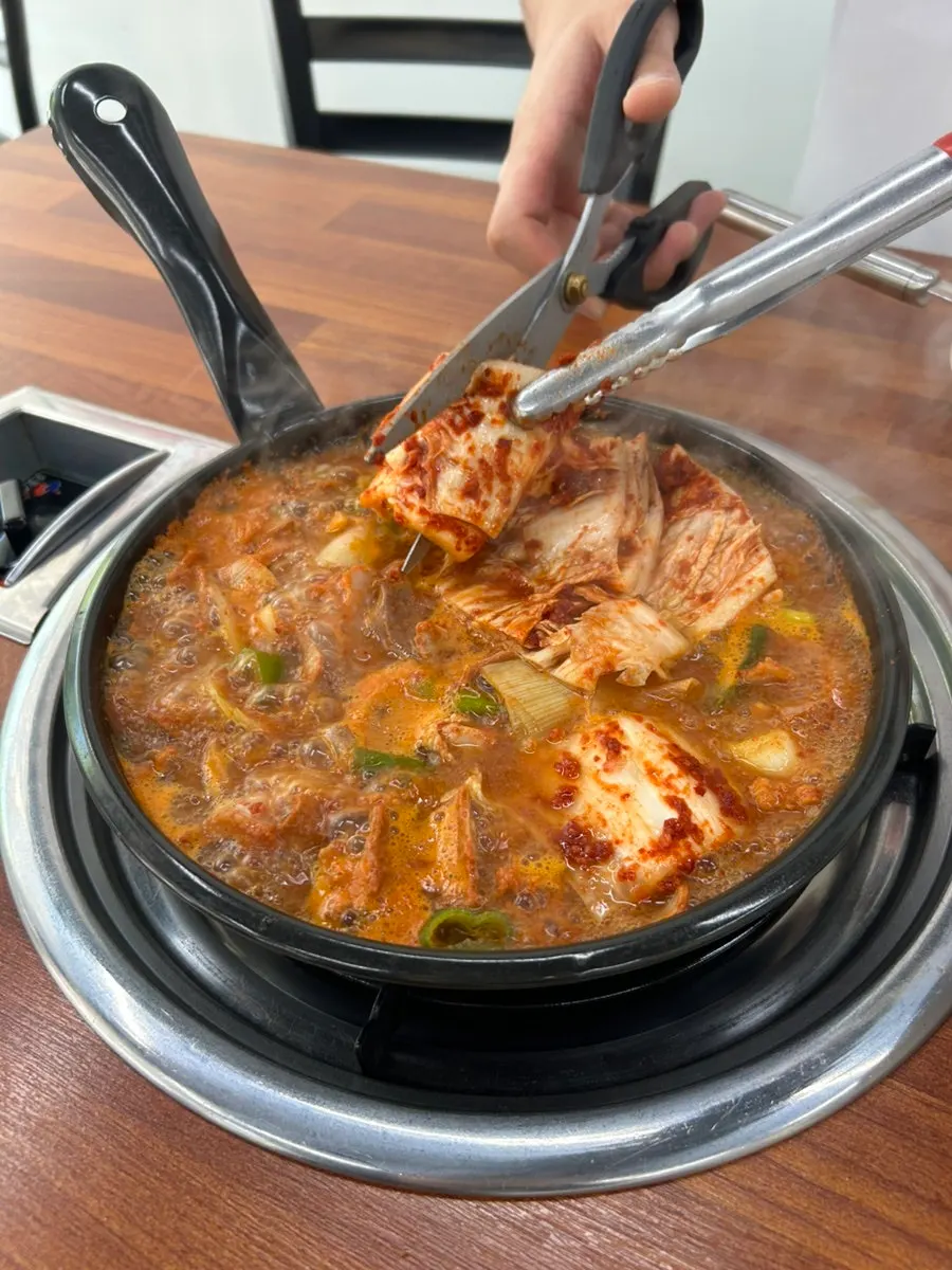 먹기 좋게 잘린 곱창이 들어간 전골
