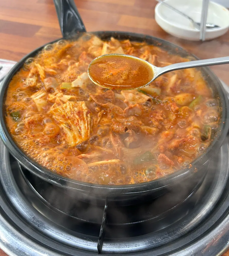 김치를 넣고 끓인 곱창전골 국물