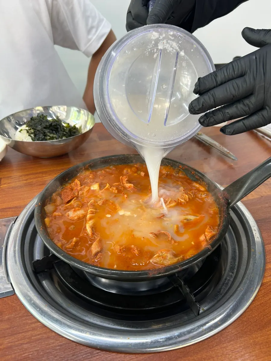 국자로 떠 올린 곱창전골 국물