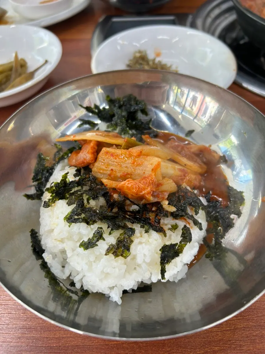 대접밥에 곱창과 국물을 올리는 모습