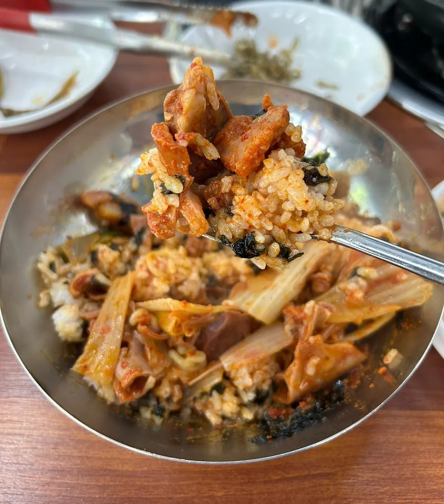곱창과 김치를 넣고 비빈 대접밥