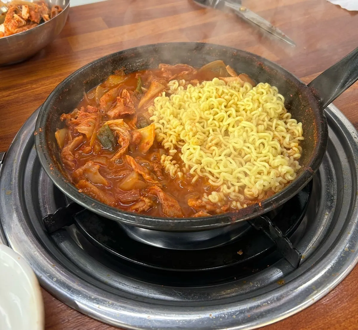 진한 국물의 곱창전골과 비빔밥 한 상
