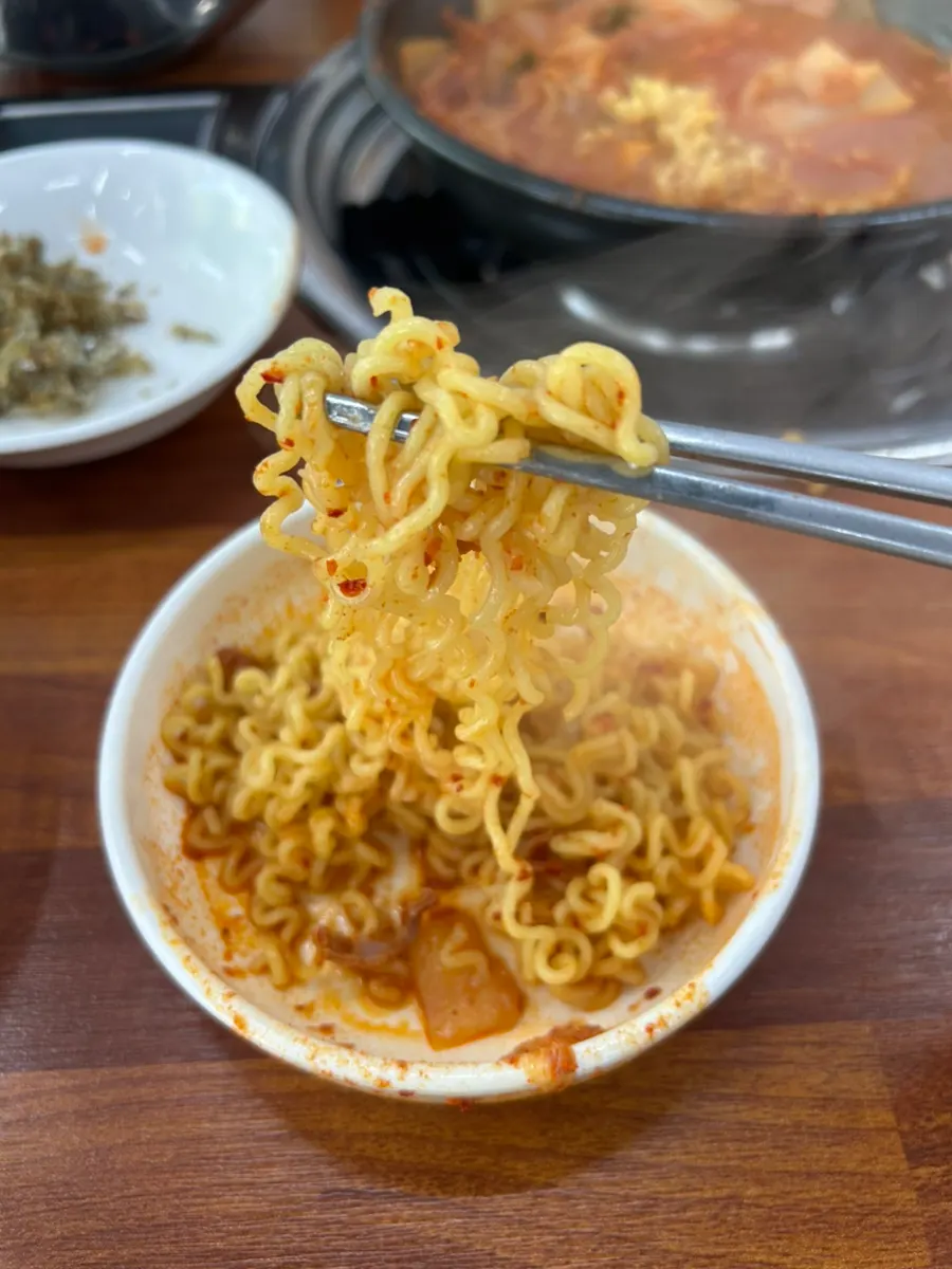따로 삶아 나온 라면사리