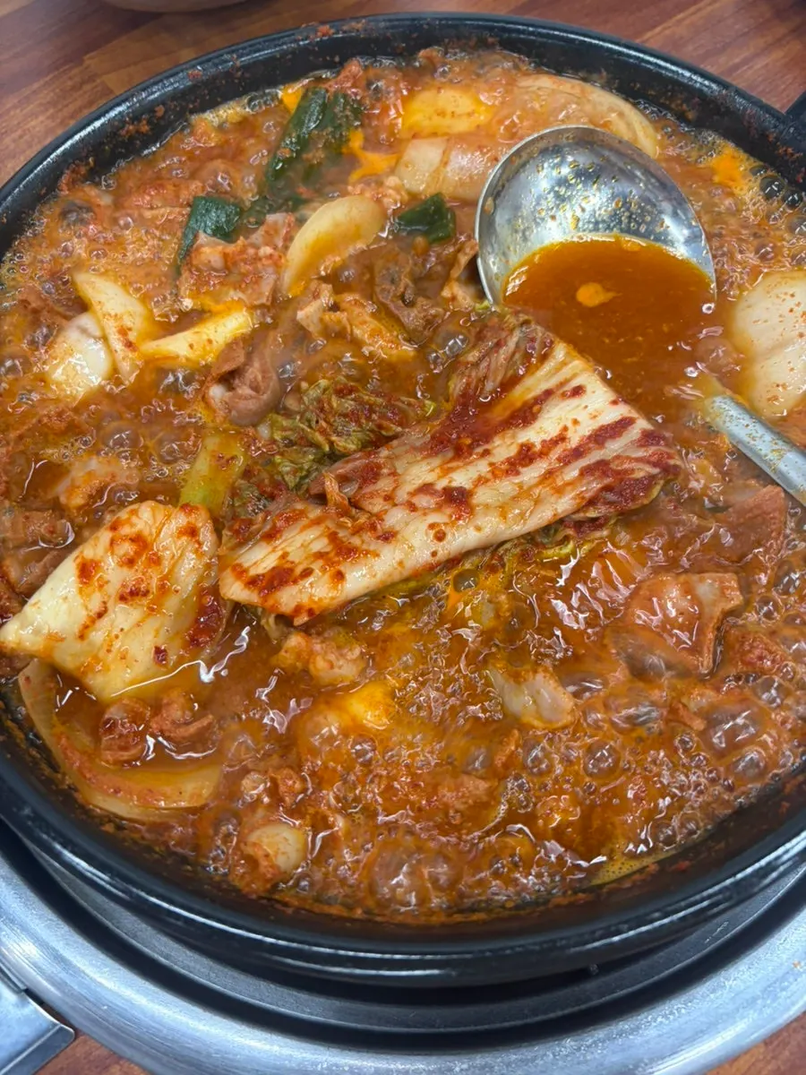 Bubbling gopchang hot pot