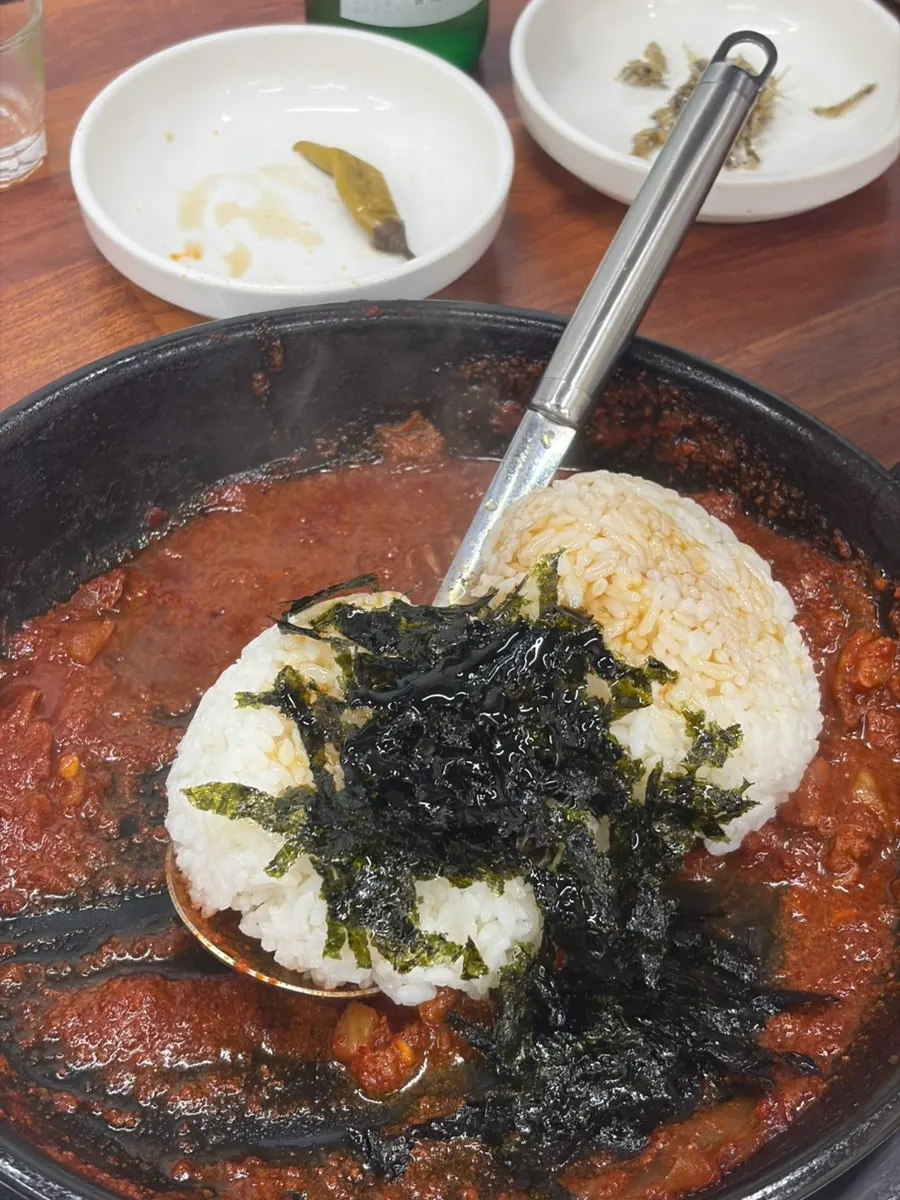Gopchang hot pot meal scene