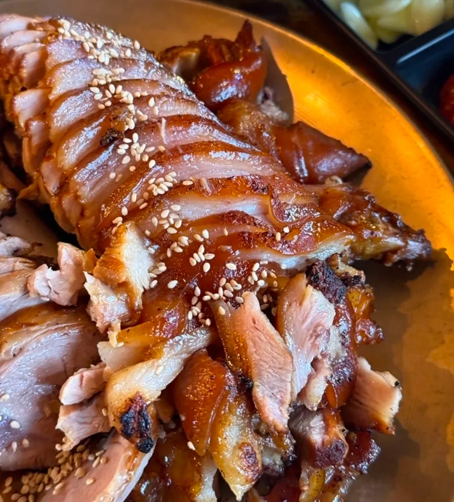 놋그릇에 담긴 반반족발