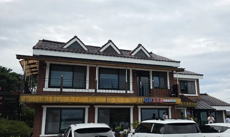 Exterior of Yongchon Gogi-jip and its dedicated parking lot