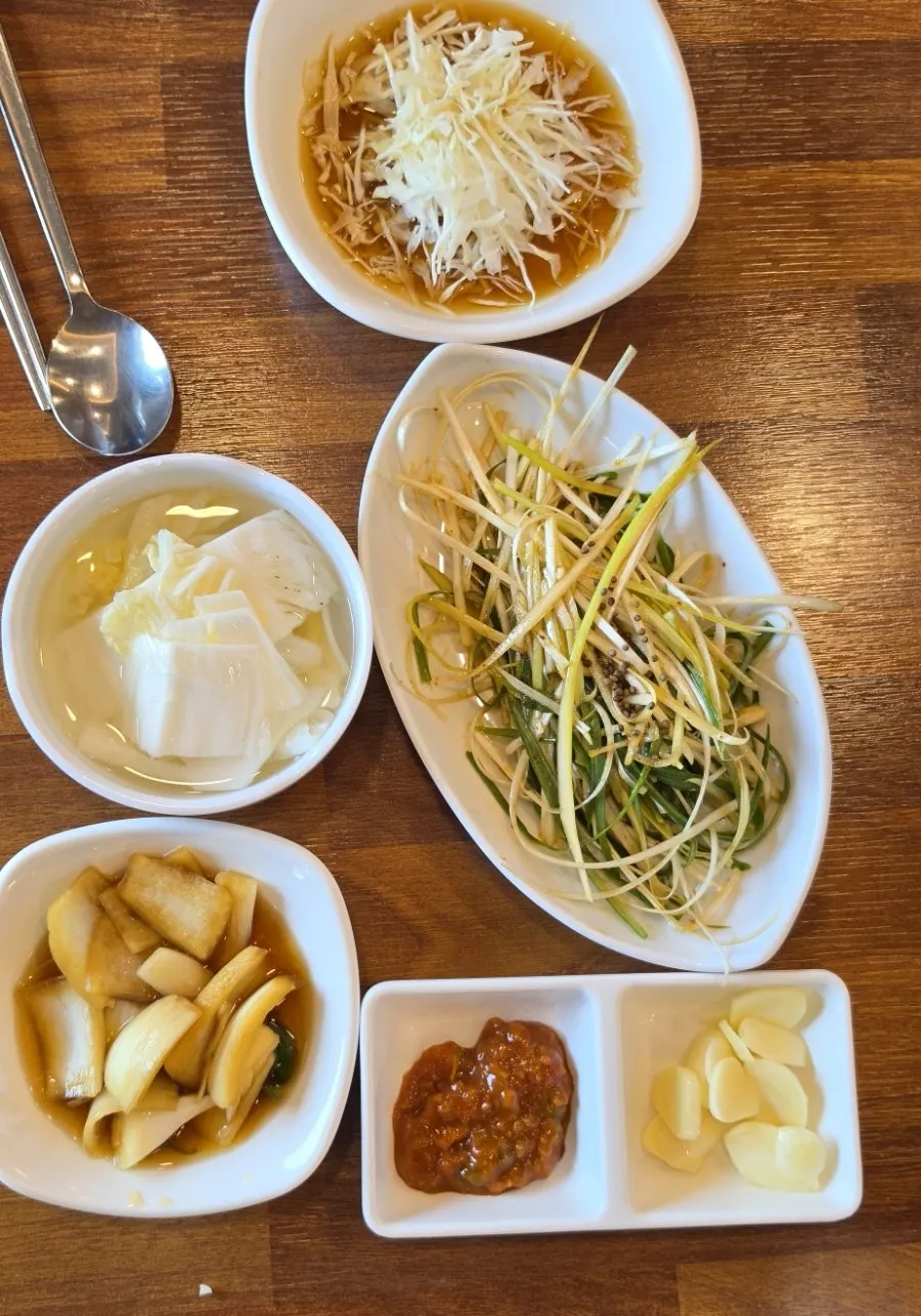 Basic side dish spread at Yongchon Gogi-jip