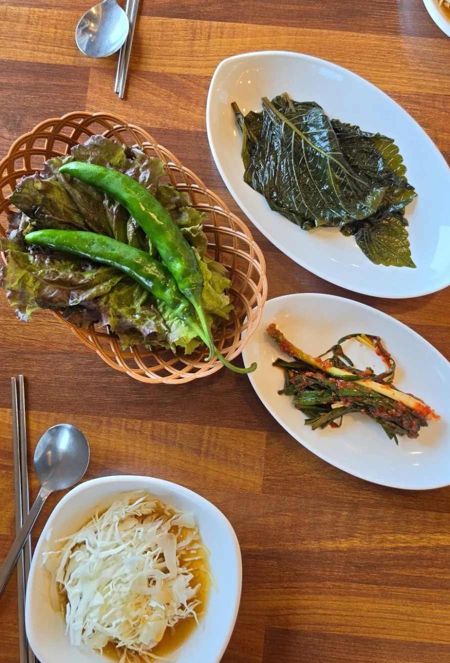 Side dishes served alongside the pork galbi