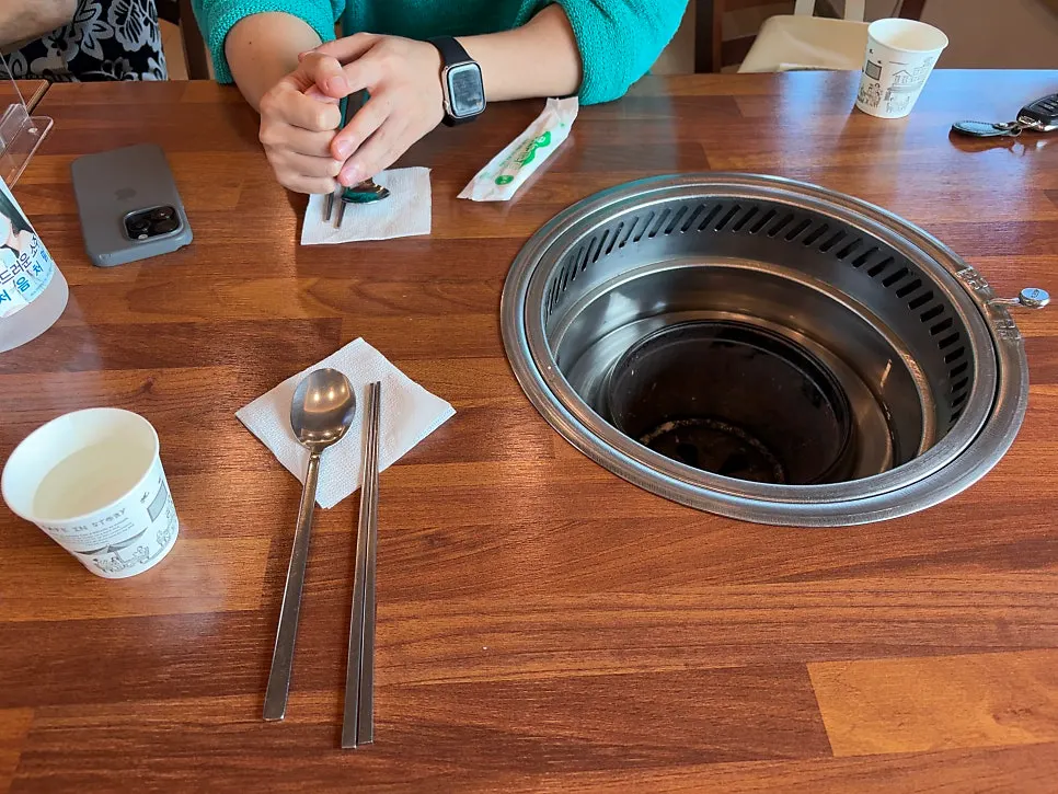 Clean table and grill at Yongchon Gogi-jip