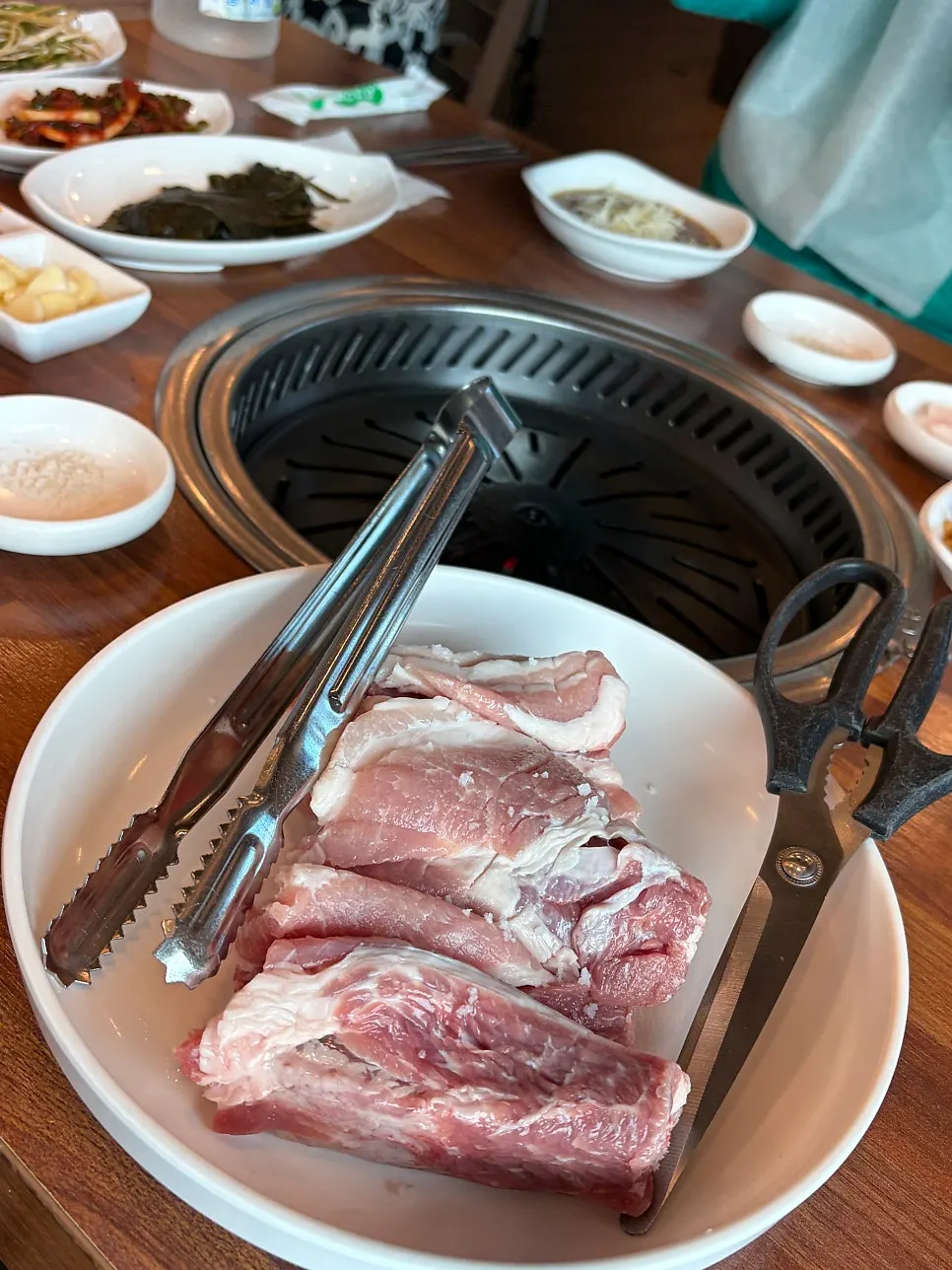 Plate of raw fresh pork ribs at Yongchon Gogi-jip