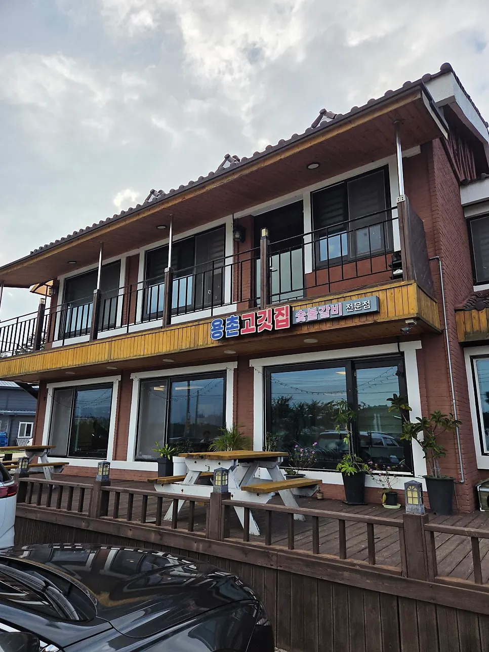 Exterior view of Yongchon Gogi-jip in Toseong-myeon, Goseong
