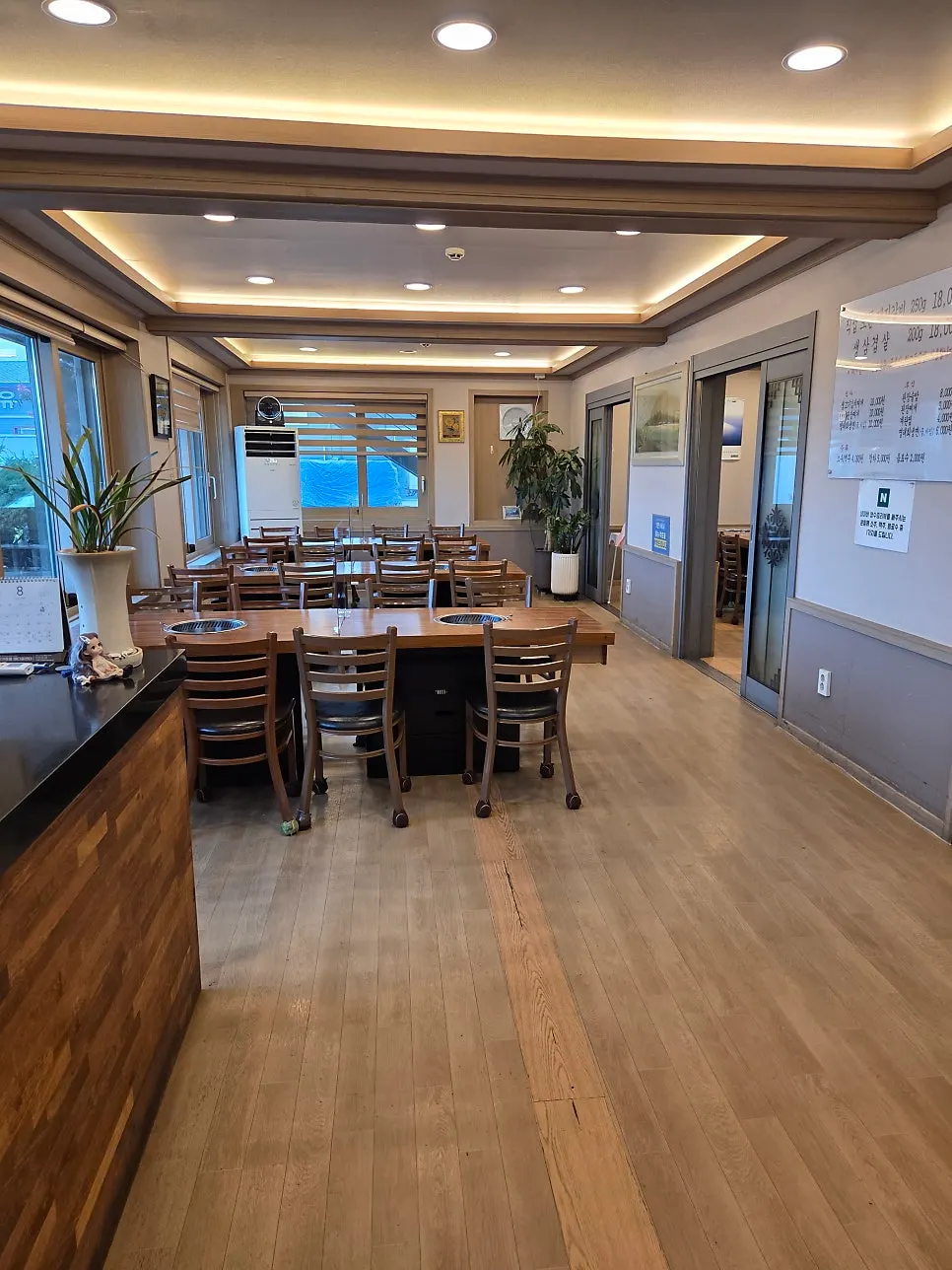Dining hall with 6-seat tables at Yongchon Gogi-jip