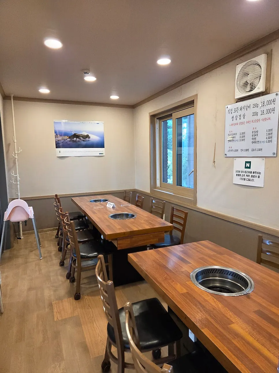 Family table already set up thanks to a reservation