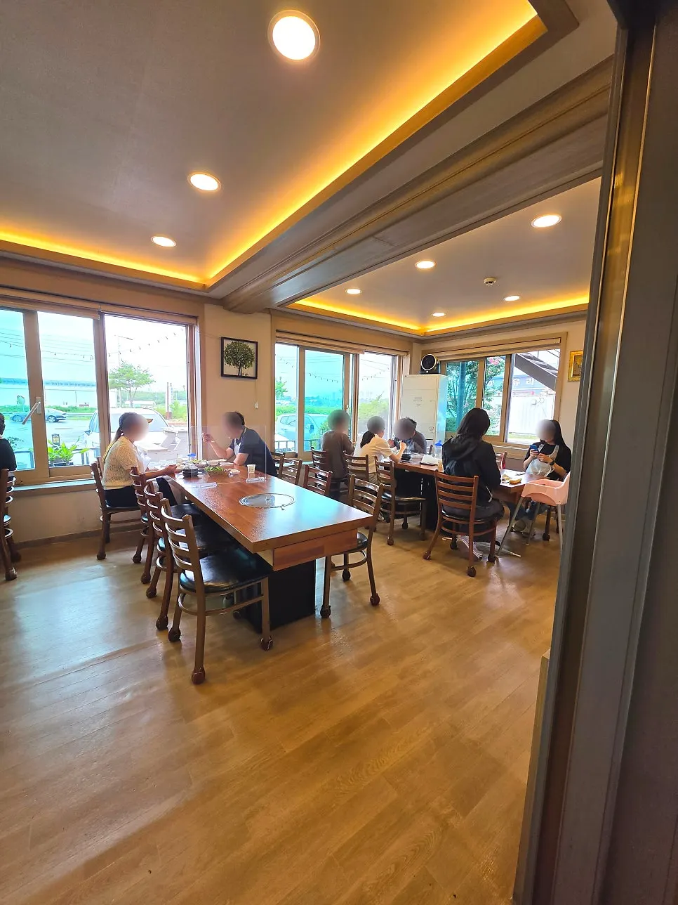 Table layout in Yongchon Gogi-jip's spacious hall