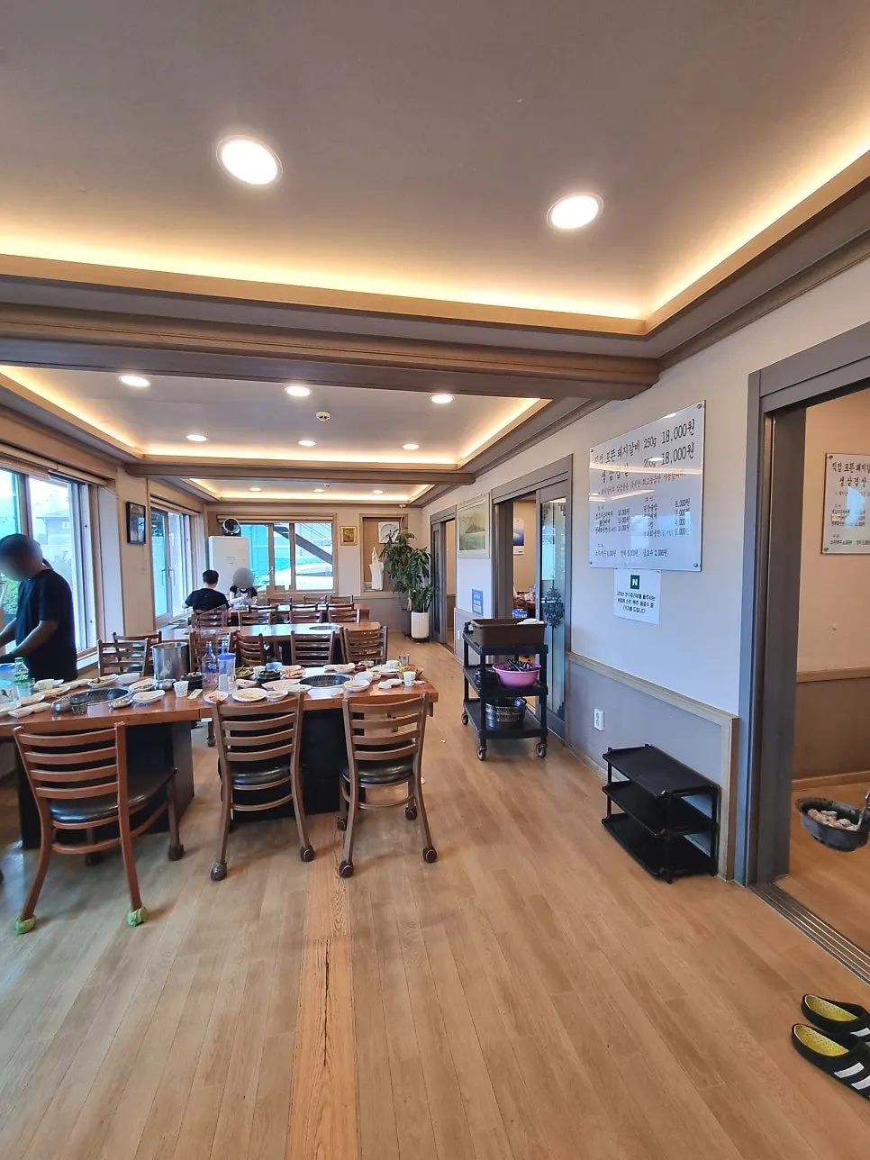Interior of Yongchon Gogi-jip's floor-seated room