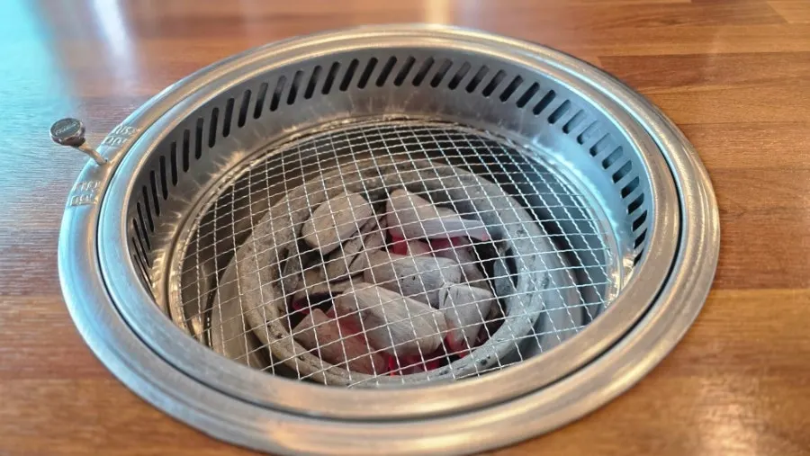 테이블에 올라온 참숯 숯불