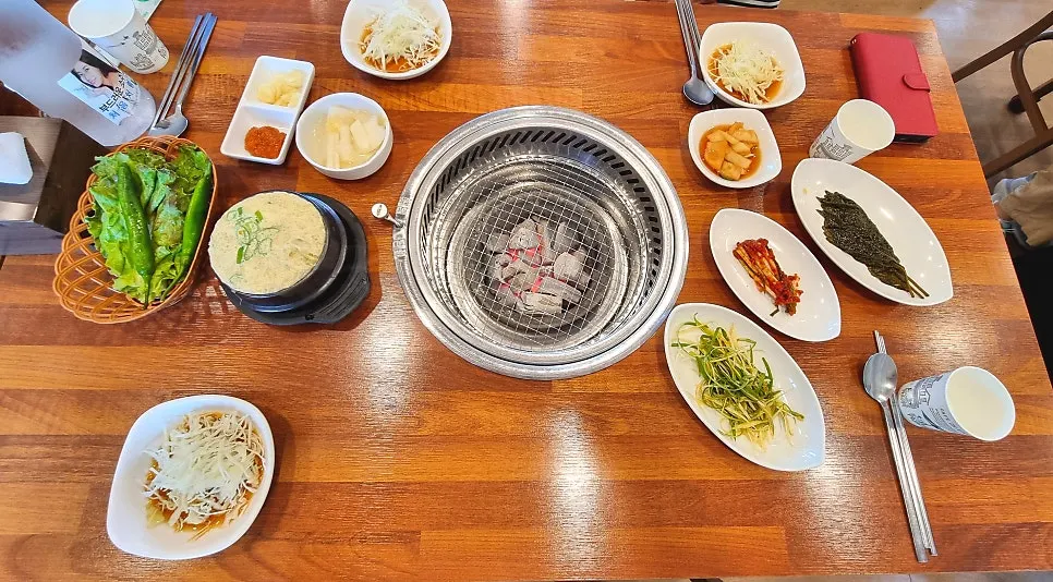 Wire grate for seasoned pork galbi over charcoal