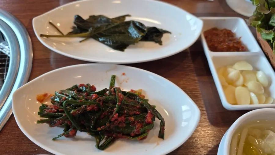 백김치와 양파장아찌 반찬 접시