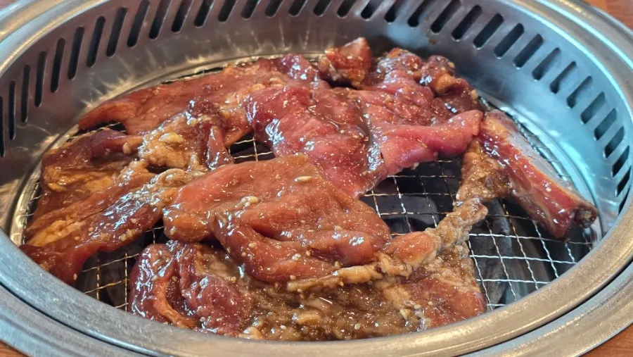 굽기 전 양념돼지갈비 250g 한 접시