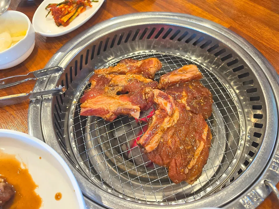 Seasoned pork galbi cooking on the wire grate