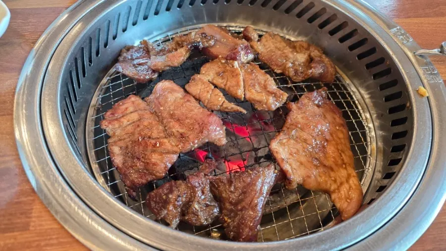 살코기가 넉넉한 양념돼지갈비 클로즈업