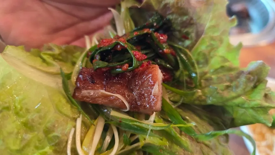 상추에 돼지갈비와 파채, 마늘을 올린 쌈