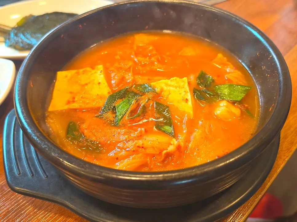 Kimchi jjigae with rib meat in an earthenware pot