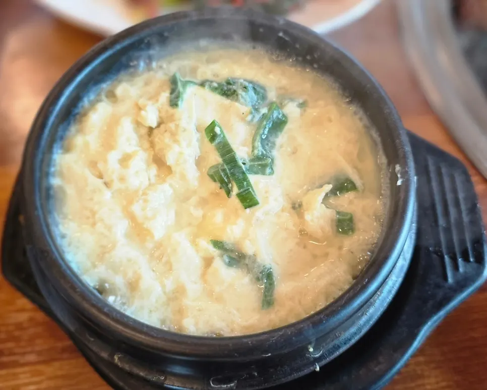 고기와 함께 나온 몽글몽글한 계란찜