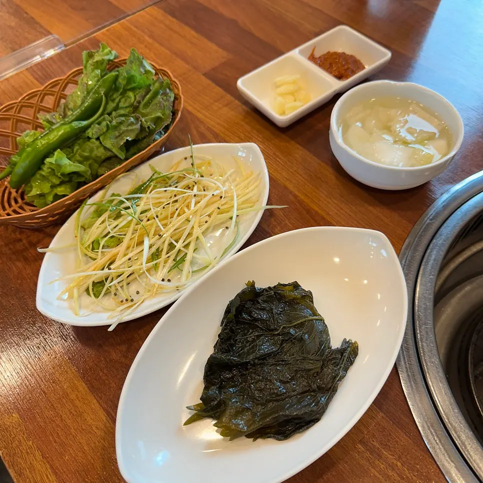 돼지갈비와 생삼겹살이 적힌 용촌고기집 메뉴판