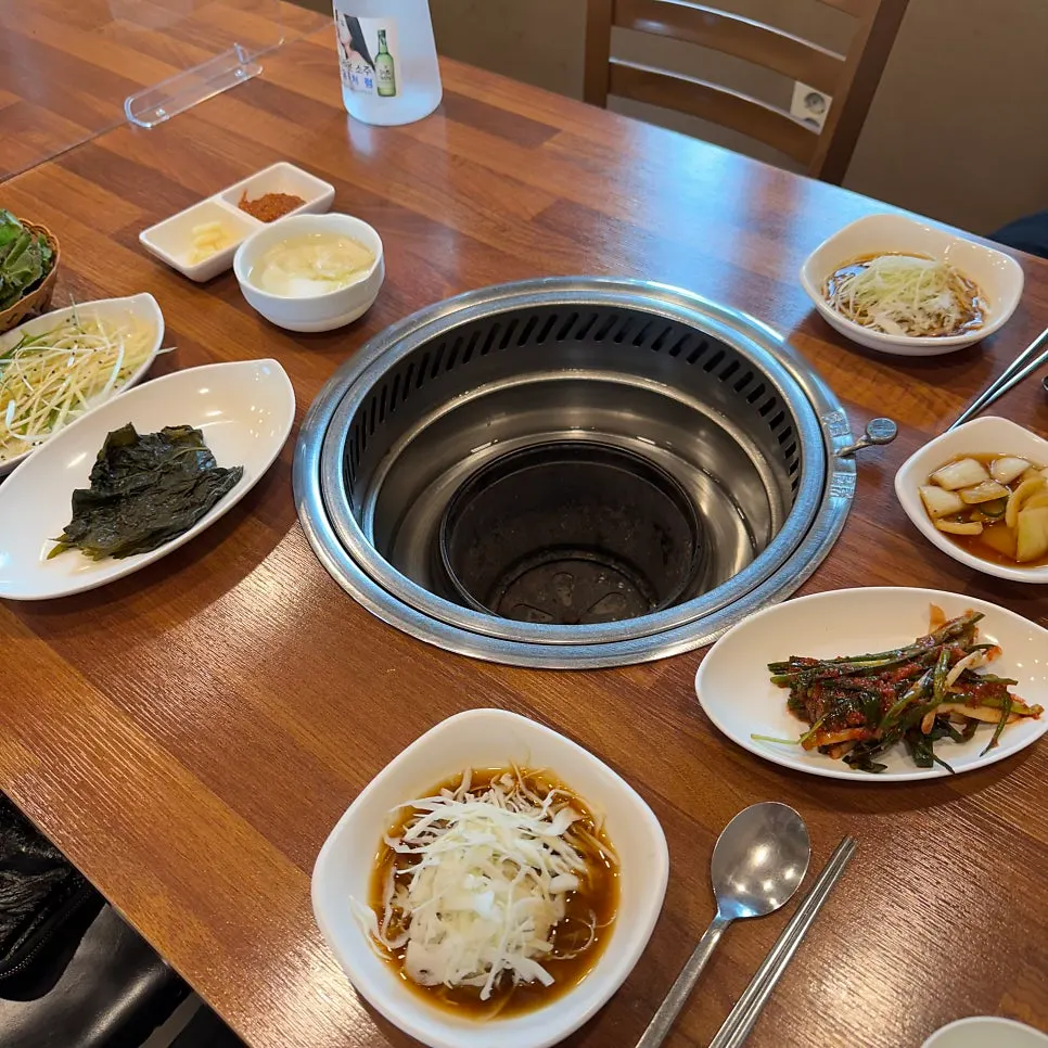 테이블에 차려진 기본 밑반찬