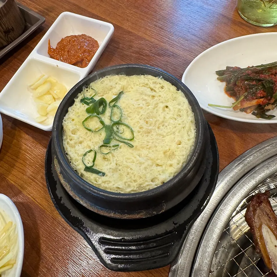 파김치와 깻잎장아찌 등 밑반찬 접시