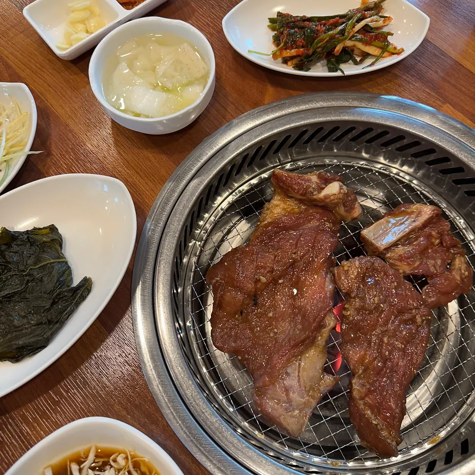 주문한 양념 돼지갈비 2인분 상차림