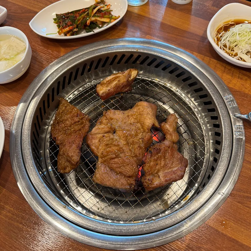불판에 올린 양념 돼지갈비