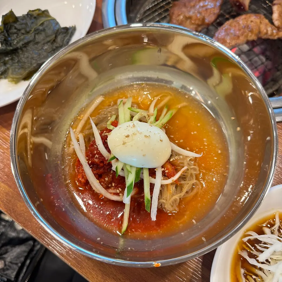 구워진 양념 돼지갈비 클로즈업