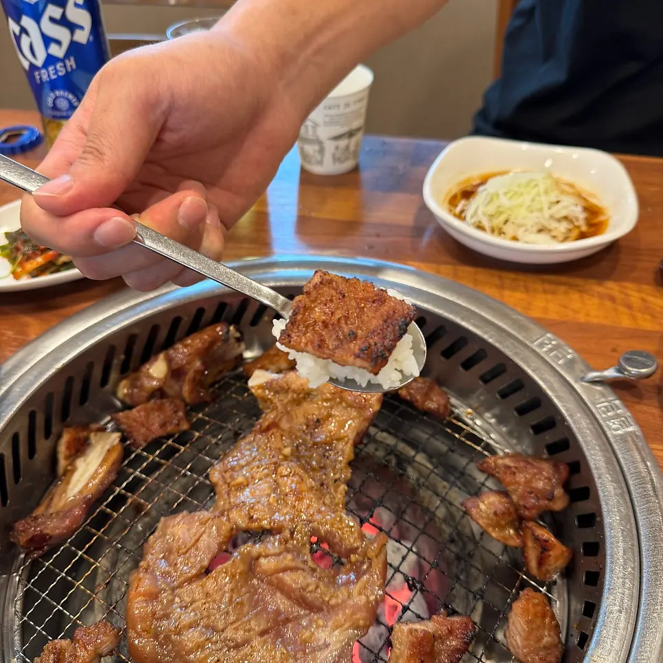 회냉면과 양념 돼지갈비 함께 놓인 상