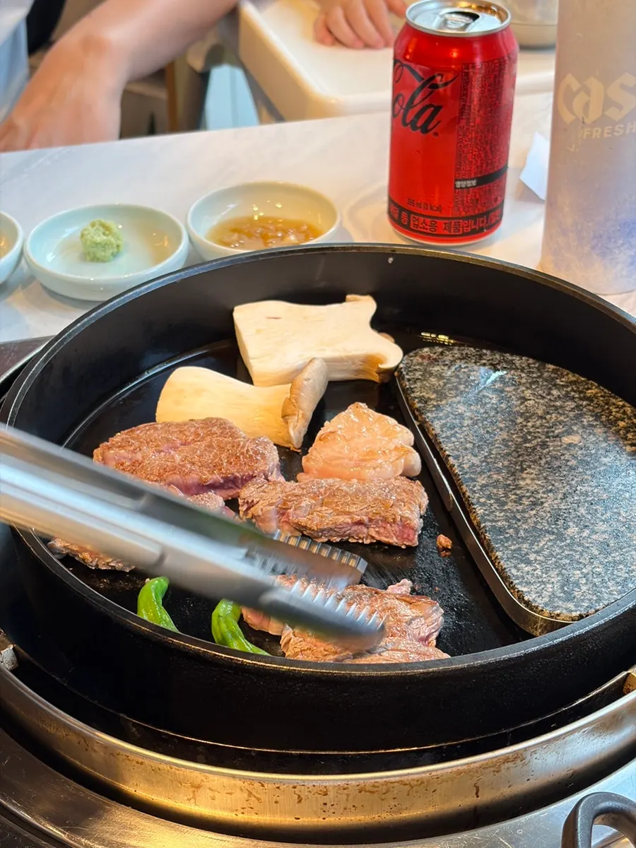 Staff member grilling the hanwoo tenderloin