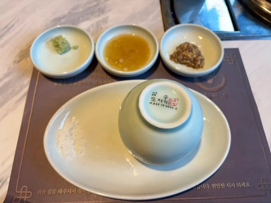 Neatly arranged side dish spread at Yong Hanu Namcheon Branch
