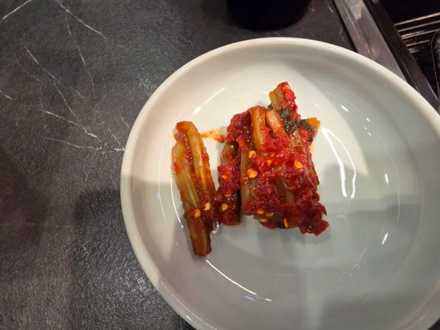 파절임과 장아찌, 소스가 놓인 밑반찬