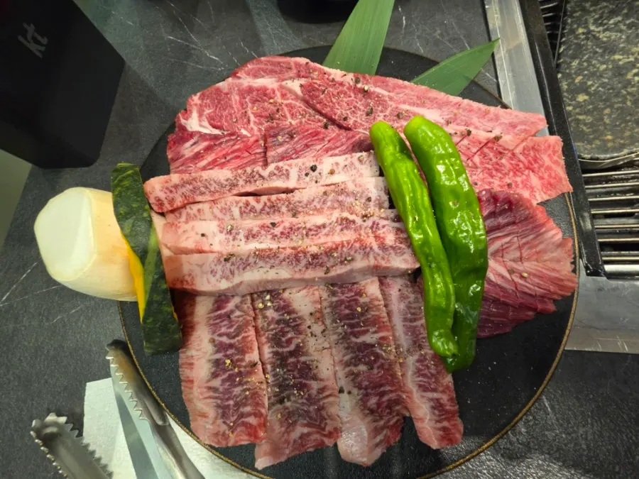 마블링이 촘촘한 한우 모듬 접시