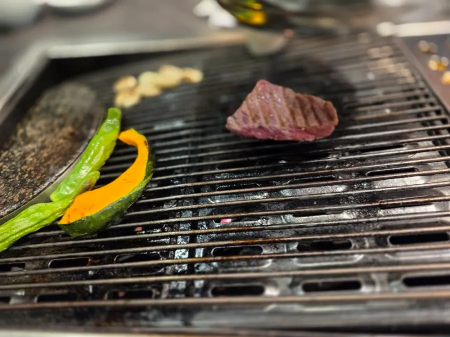 한우와 함께 준비된 레드 와인