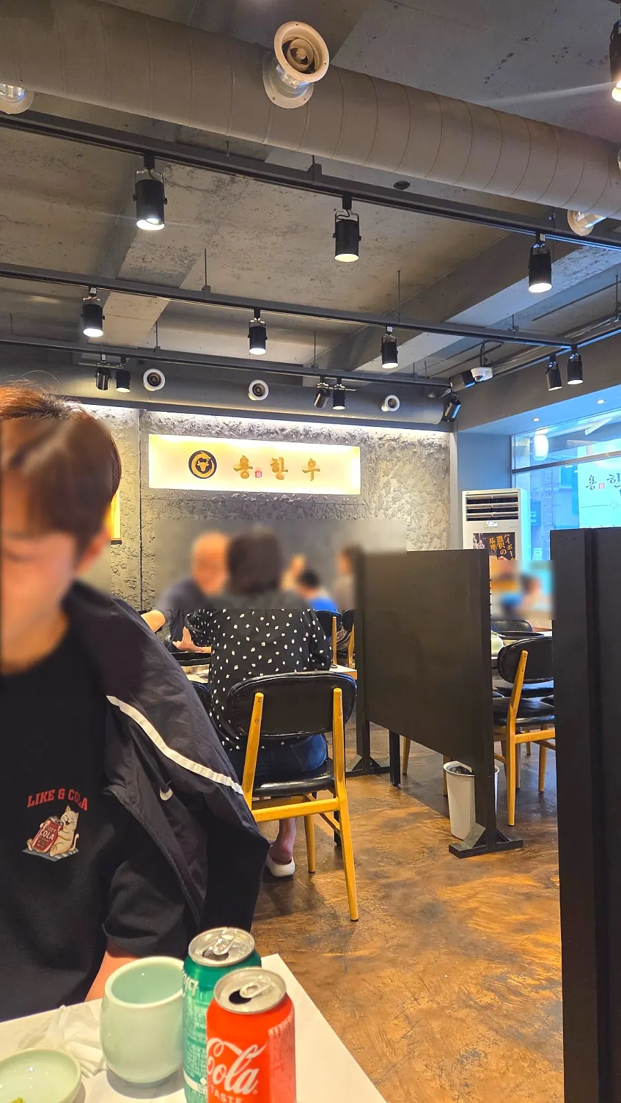 Dining hall at Yong Hanu Namcheon Branch with a dragon painting on the wall