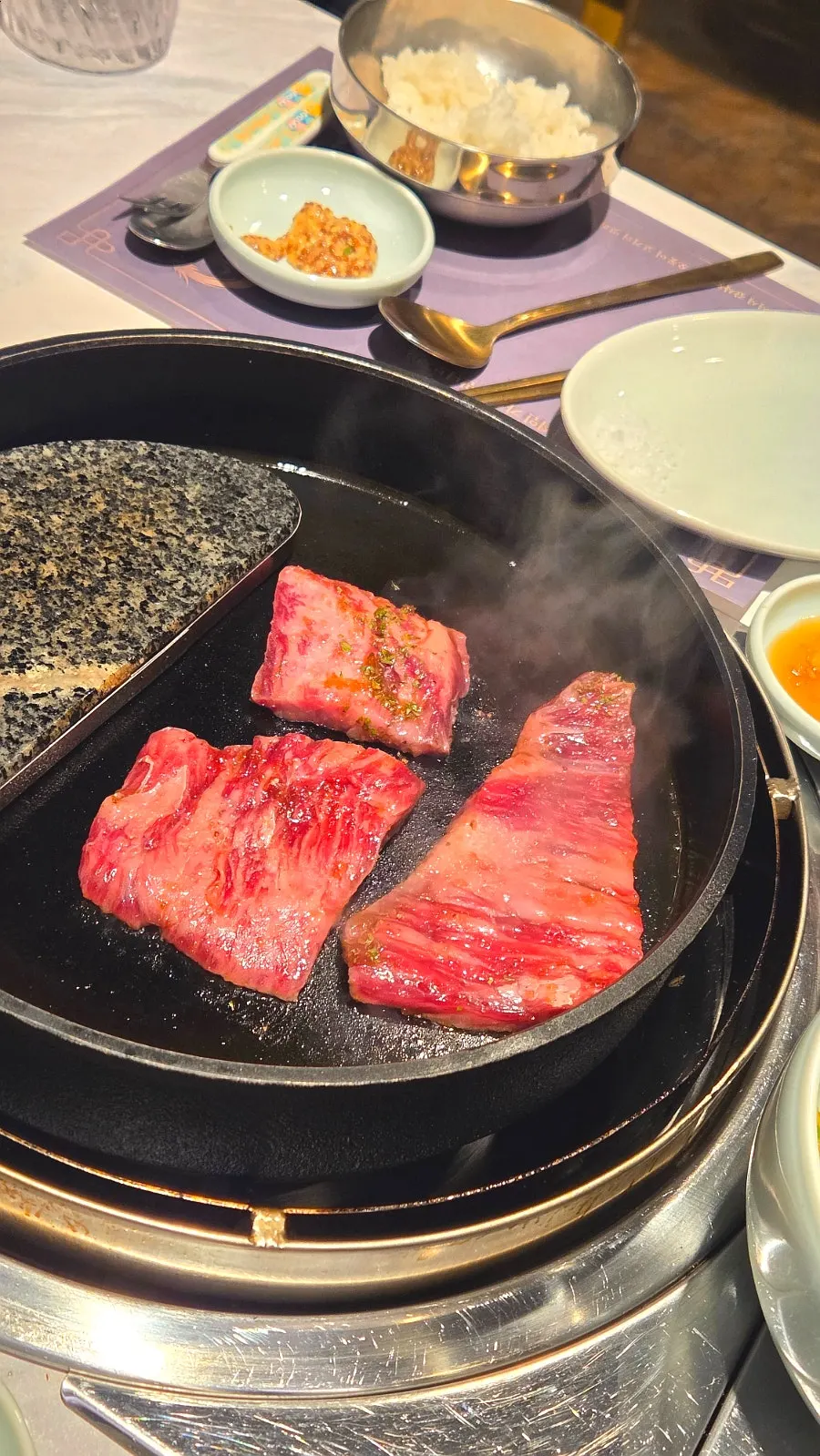 Hanwoo seasoned galbi grilling on the plate