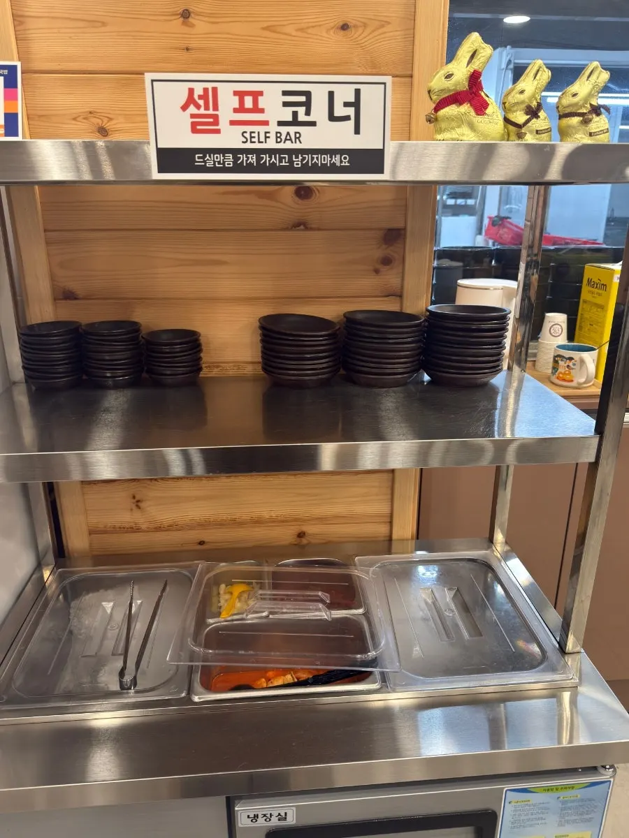 용호돼지국밥 간판이 보이는 외부 전경